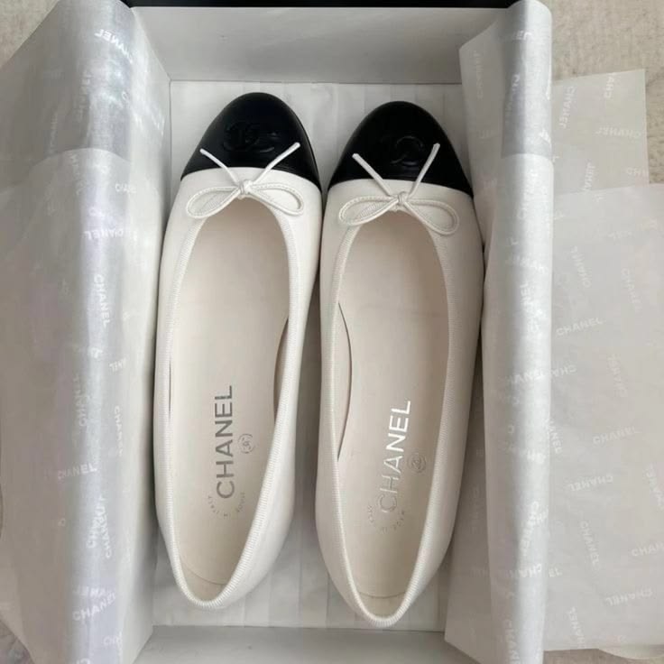 The Ballerine Two-Tone Cap-Toe Flats